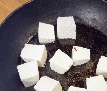 1. Этап. Малай кофта: Тем временем, в сковороде разогреть оставшееся масло и жарить панир по 2-3 минуты с каждой из 4-х сторон до коричневого цвета.