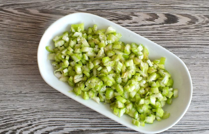 1. Этап. Хлеб с сельдереем: Черешки сельдерея вымойте. Снимите жёсткие волокна. Нарежьте на мелкие кусочки.