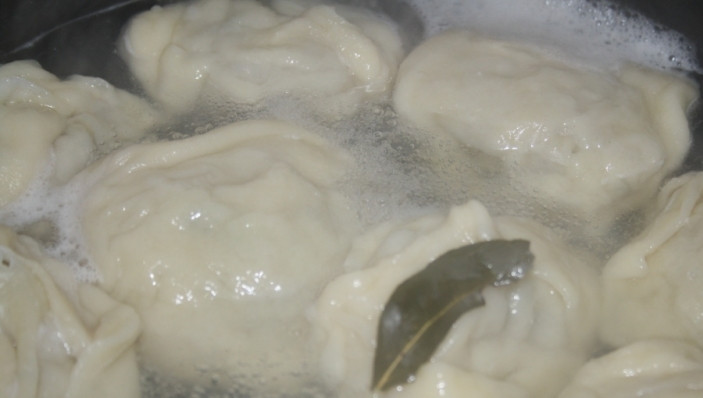 1. Этап. Манты из свинины: Варим в кипящей воде с лавровым листом до готовности - как обычные пельмени. Готовые манты из свинины подаем со сливочным маслом и зеленью.