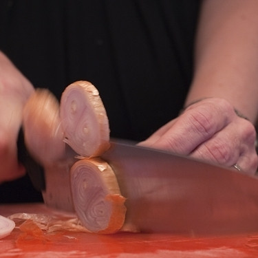 1. Этап. Фасоль стручковая жареная: 2. Луковицу нарежьте кольцами и очистите. Можно сначала очистить и потом нарезать. Делайте, как привыкли.