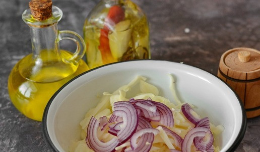 1. Этап. Капустный салат с кукурузой: Нашинкуйте соломкой капусту и лук, добавьте соль и уксус.