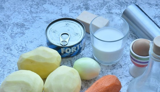 1. Этап. Картофельные розочки с тунцом: Готовлю набор продуктов. Крупный картофель очищаю от кожуры. Для начинки вы можете использовать любые овощи, грибы по желанию.