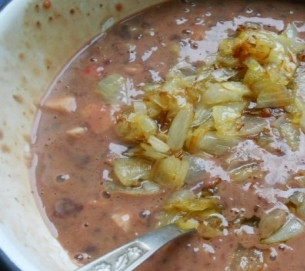 1. Этап. Колбаса печеночная домашняя: 2. Теперь добавим лук, предварительно обжаренный на растительном масле. Перемешаем.