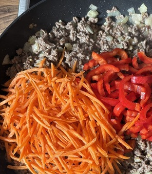 1. Этап. Соус Болоньезе по-азиатски: Добавить морковь и сладкий перец, обжарить пару минут.