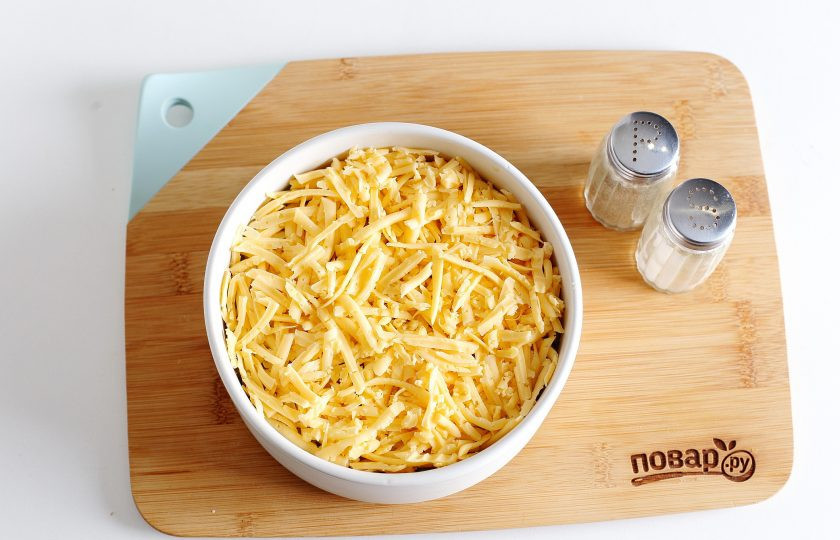 1. Этап. Салат с копченой грудкой и сыром: Сверху натрите на крупной терке сыр. Смажьте слой майонезом.