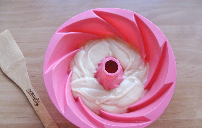 1. Этап. Кекс на кефире с корицей: Половину теста выложите в форму для выпечки.