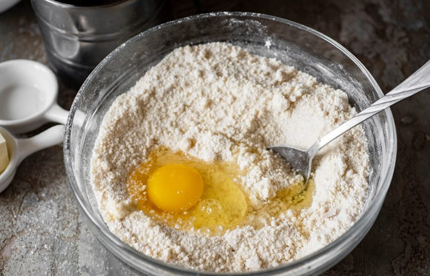 1. Этап. Печенье Арахисовые палочки: Вбейте яйцо. Вмешайте его в массу.