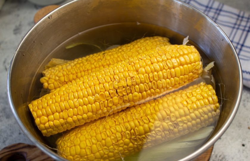 1. Этап. Кукуруза в початках: Влейте холодную воду так, чтобы она полностью прикрыла початки кукурузы.