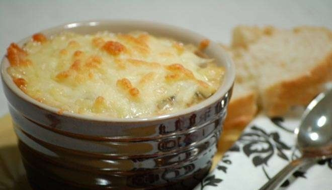 1. Этап. Жульен грибной со сметаной: Переложите в небольшие формы для запекания грибы с луком. Сверху выложите сыр. Запекайте жульен при 180 градусах в течение 10-15 минут. Приятного аппетита!