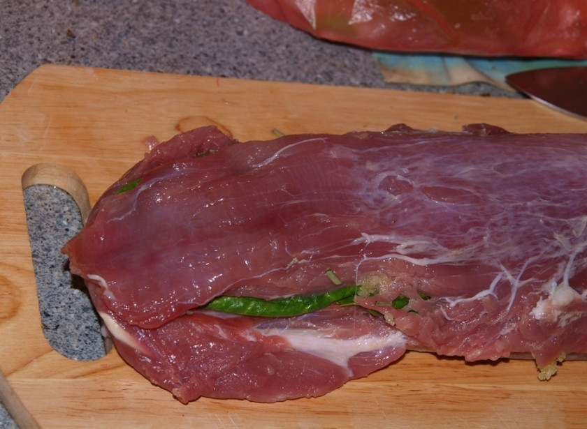 1. Этап. Свиная вырезка с розмарином: 5. Накрываем теперь вторым куском мяса.