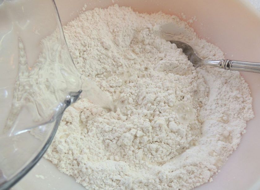 1. Этап. Тесто для пиццы Совершенство: 2. Влейте теплую воду, лучше комнатной температуры.