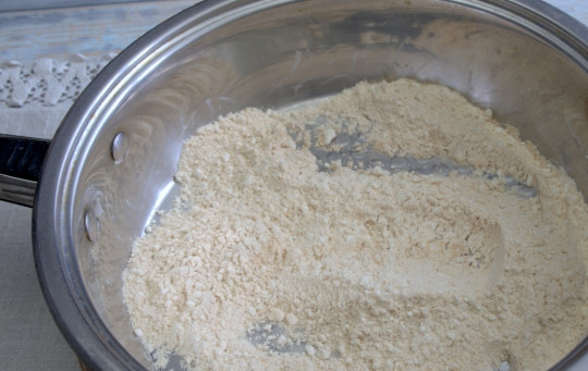 1. Этап. Халва кунжутная: 3. Пшеничную муку отправляем на разогретую сухую и чистую сковороду, обжариваем до получения кремового цвета.