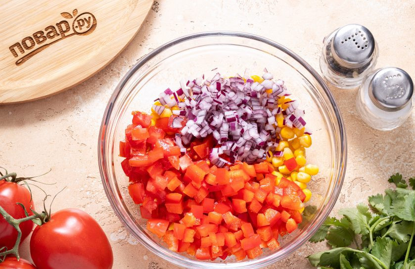 1. Этап. Салат с сыром, перцем и кукурузой: Нарежьте кубиками помидор, болгарский перец и красный лук.