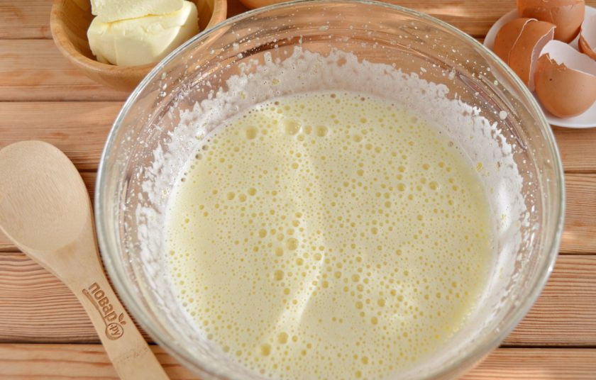 1. Этап. Шоколадный торт с орехами: 3. Пена должны быть плотной, можно добавить пару щепоток ванилина.