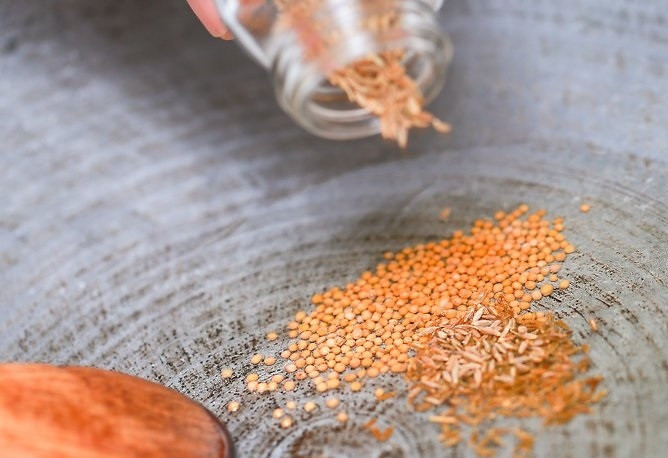 1. Этап. Индийское карри: 3. Выложите ароматные семена в масло и обжарьте секунд 30-40, помешивая.