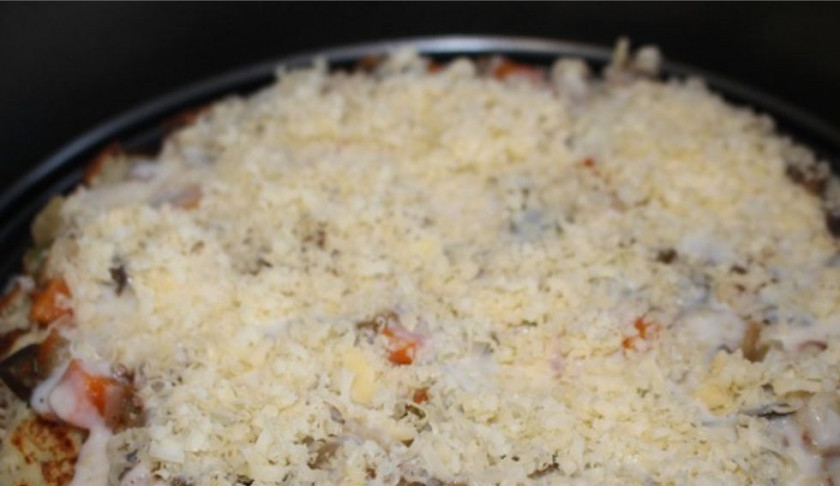 1. Этап. Лазанья из блинов: 4. Форму для запекания смазываем сливочным маслом. Первым слоем кладем блин, сверху овощи, поливаем соусом и посыпаем сыром. Следующие слои будут точно такими же. Пятый блин кладем сверху и посыпаем сыром.