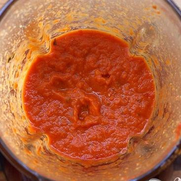 1. Этап. Запеченные яйца в томатном соусе: 4. Снять с огня и дать немного остыть немного, затем перемешать погружным блендером или перемешать соус в обычном блендере. Соус можно сделать заранее за неделю и разогреть перед использованием.