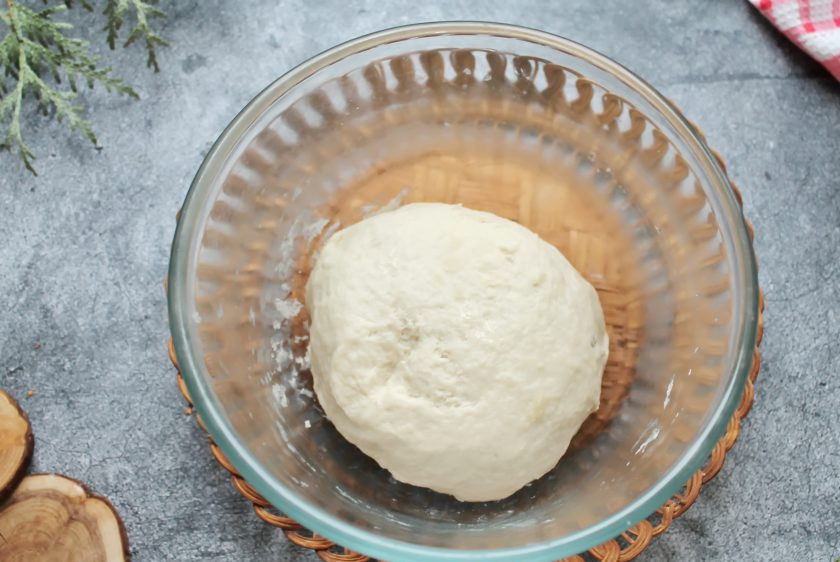 1. Этап. Фокачча с пармезаном и розмарином: Просейте в жидкую часть муку и замесите мягкое тесто. Выложите тесто в смазанную растительным маслом миску и накройте.