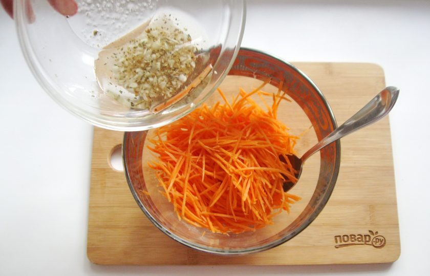 1. Этап. Морковь по-корейски с опятами: Влейте маринад в миску с морковью.