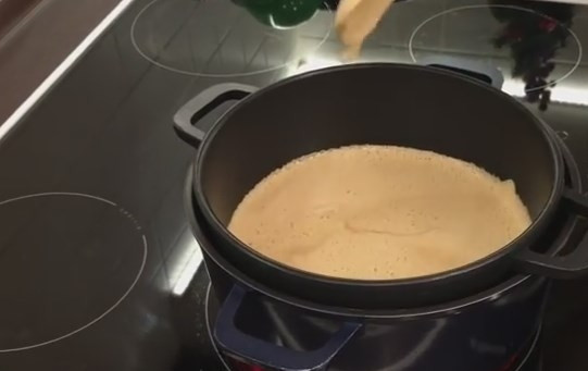 1. Этап. Торт Пьяная вишня (нежный и сочный): 5. Поставьте приготовленный крем на водяную баню и периодически помешивайте до загустения, на это может уйти 20-30 минут.