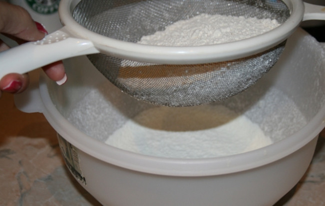 1. Этап. Китайские пирожки на пару: 1. Первым делом готовлю опару для дрожжевого теста: молоко подогреваю до комнатной температуры, затем растворяю в нем дрожжи и кладу сахарный песок, перемешиваю и оставляю на 10 минут. Муку просеиваю в отдельную миску.