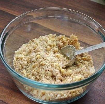 1. Stage. Apple strudel: Mix nuts with sugar and breadcrumbs.