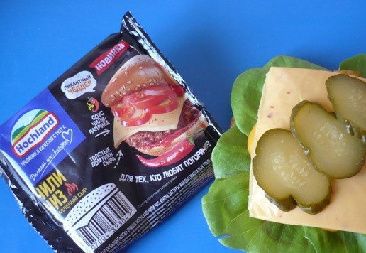 1. Этап. Двойной чизбургер Чили с жареным луком: Сверху положите еще ломтик плавленого сыра и нарезанный соленый огурец.