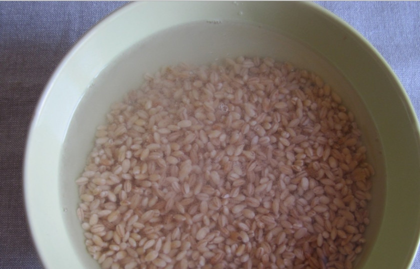 1. Этап. Вкусный рассольник с перловкой: 1. Перловку вечером, накануне дня готовки, залейте холодной водой. За ночь она набухнет и сварится быстрее.