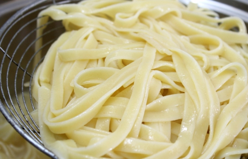 1. Этап. Макароны с огурцами: Поставьте макароны вариться.