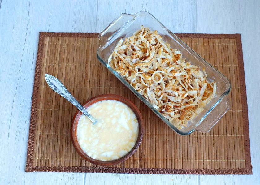 1. Этап. Лапшевник из блинов: В сметану вбейте 3 яйца. Тщательно размешайте и залейте полученной смесью блинную лапшу.