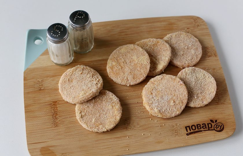 1. Этап. Жареная колбаса по-ленинградски: Таким образом подготовьте всю нарезанную колбасу.