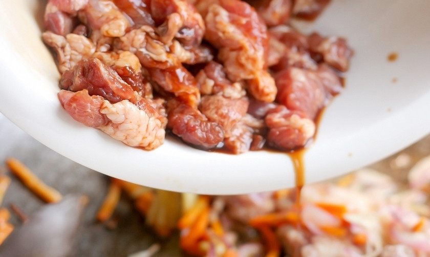 1. Этап. Чапче: Добавьте маринованную говядину к овощам в сковороду.