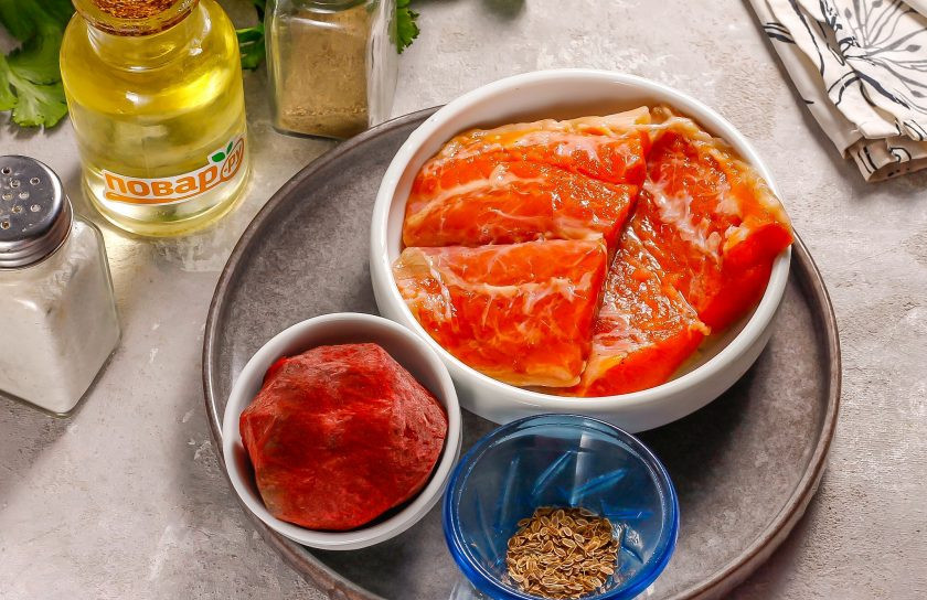 1. Этап. Гравлакс со свеклой: Подготовьте указанные ингредиенты. Части рыбы очистите от кожуры с чешуей, промойте в воде и обсушите бумажными салфетками.