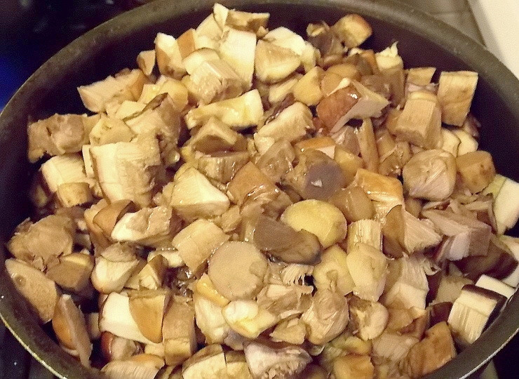 1. Этап. Жареные лесные грибы на зиму: Налейте в сковороду масло. Порежьте чистые и мытые грибы, отправьте в сковороду.