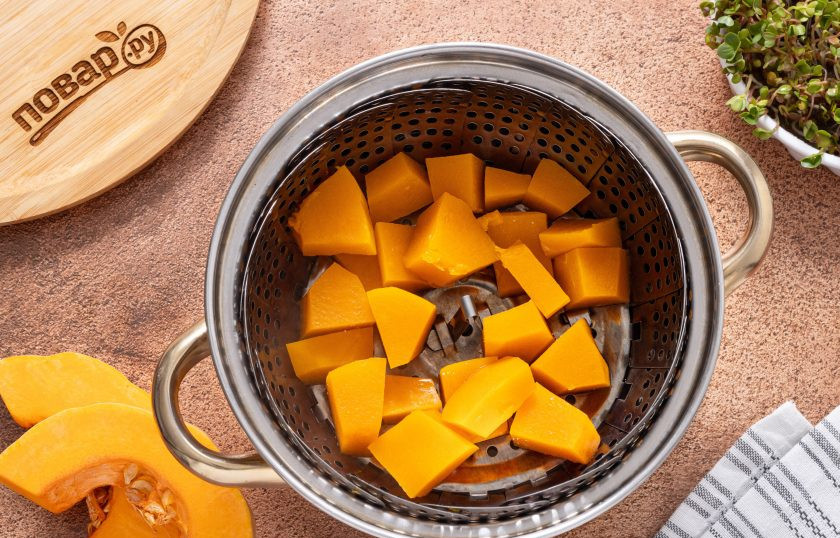 1. Этап. Пюре из тыквы и картофеля на кокосовых сливках: Тыкву очистите от кожуры, нарежьте кубиками и готовьте отдельно на пару 10-12 минут до мягкости.