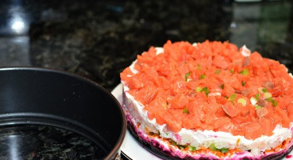 1. Этап. Салат слоеный с семгой: 3. Посыпьте салат измельченным луком и отправляйте на часа 4-6 в холодильник. Снимите форму и подавайте салат на стол.