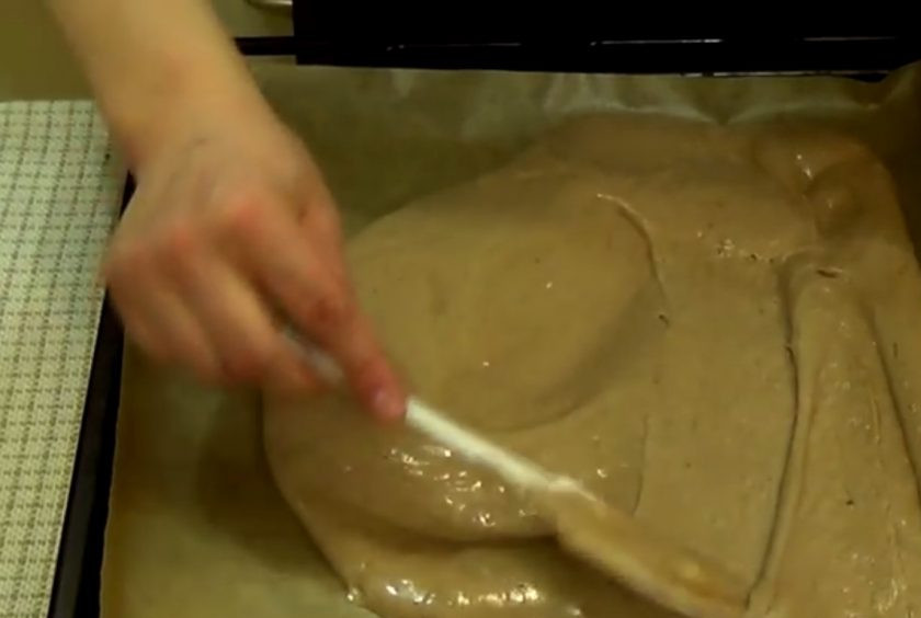 1. Этап. Торт Слеза слона: 2. В просеянную муку добавьте разрыхлитель и какао. Мучную смесь частями добавьте к яичной, хорошо размешивая лопаткой. Затем вылейте тесто на застеленный пергаментной бумагой противень и разровняйте лопаткой.