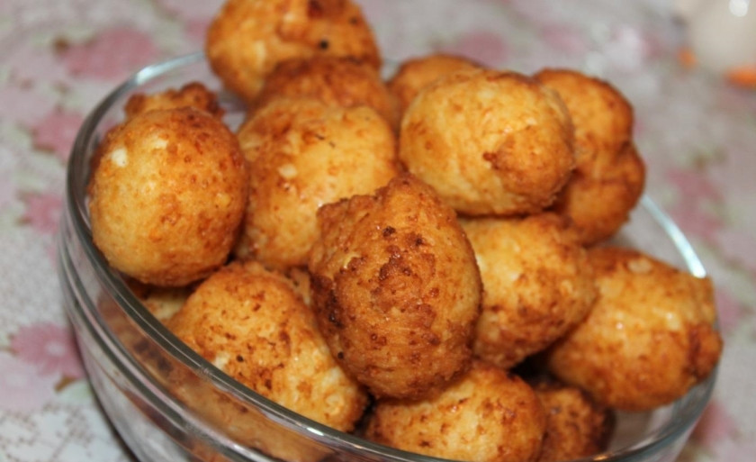 1. Этап. Пончики из творога классические: 10. Готовые пончики перекладываю на тарелку и подаю к столу горячими или остывшими, присыпав сахарной пудрой. Приятного аппетита!