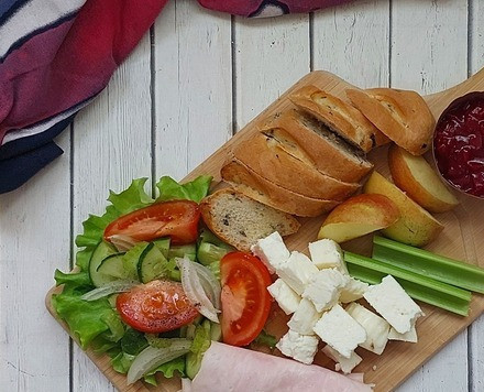 1. Этап. Салатная тарелка с ветчиной: Укладываем подготовленные продукты на тарелку или сервировочную доску и подаем сразу.