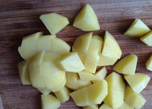 1. Этап. Суп из замороженных белых грибов: Картофель нарезаем небольшими кубиками.