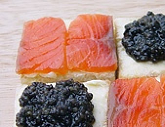 1. Этап. Бутерброд с черной икрой: Отличная красочная идея для праздничного стола или романтического завтрака с шампанским.