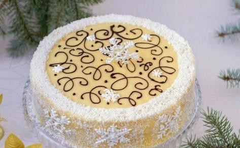 1. Этап. Слоеный торт с заварным кремом: Перемазываем коржи кремом и слегка прижимаем их друг к другу. Смазываем кремом бока и верх и украшаем торт по своему желанию. Затем отправляем его в холодильник для пропитки часов на 10-12.
