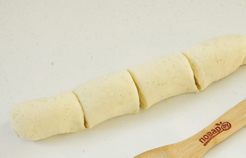 1. Этап. Картофельное печенье: Сверните тесто в рулет и разрежьте на 4 части.