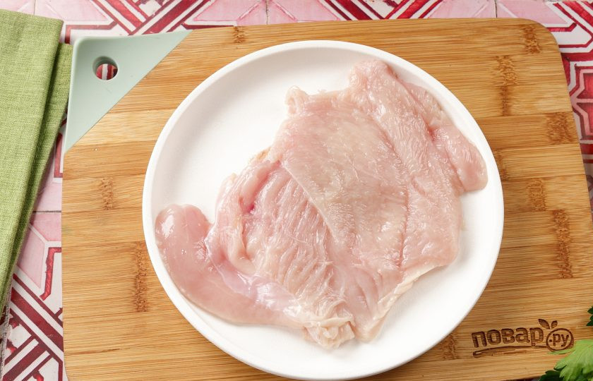 1. Этап. Салат с курицей, помидором и пекинской капустой: Разрежьте грудку вдоль, не доходя до конца и разверните 