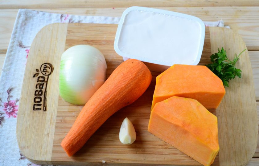 1. Этап. Тыквенный суп с сыром: Подготовьте все необходимые ингредиенты. Все овощи очистите и ополосните под проточной водой. Тыкву можете использовать любую столовую, цвет ее может варьироваться от ярко-оранжевого, почти розового до желтого.