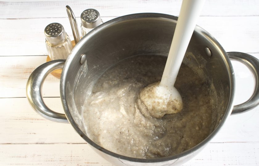 1. Этап. Суп-пюре с шампиньонами и картофелем: 5. Измельчите все в блендере. Добавьте сливки, доведите до кипения, но не кипятите.