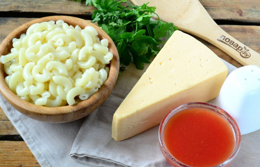 1. Этап. Макароны с сыром (быстро и вкусно): Макароны отварите в подсоленной воде по инструкции на упаковке. Я лично кладу макароны в кипяток, солю, довожу до кипения и снимаю кастрюлю с огня, перемешиваю, плотно накрываю крышкой (можно также укутать полотенцем) и держу примерно 15 минут. За это время еще один раз перемешиваю, чтобы макароны не слиплись. Через 15 минут откидываю макароны на дуршлаг. Они получаются рассыпчатыми, не разваренными.