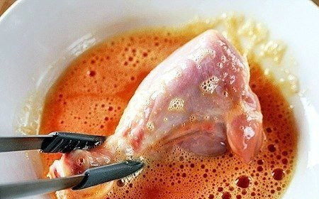 1. Этап. Курица в панировке в мультиварке: Курицу сначала обмакните в яйцо.