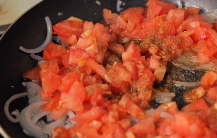 1. Этап. Тефтели в томатном соусе (вегетарианские): 3. Нарежьте помидоры небольшими кубиками, добавьте к ним часть нарезанного полукольцами лука, чеснока и тушите до готовности соуса. Посолите и поперчите его по вкусу, добавьте сахар.