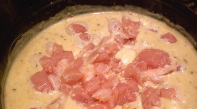 1. Этап. Шотландский пирог Кокки-Ликки: 4. Когда густота соуса вас удовлетворит, - добавим кусочки курицы. Солим, перчим, добавляем приправы, и тушим под крышкой 15 минут.